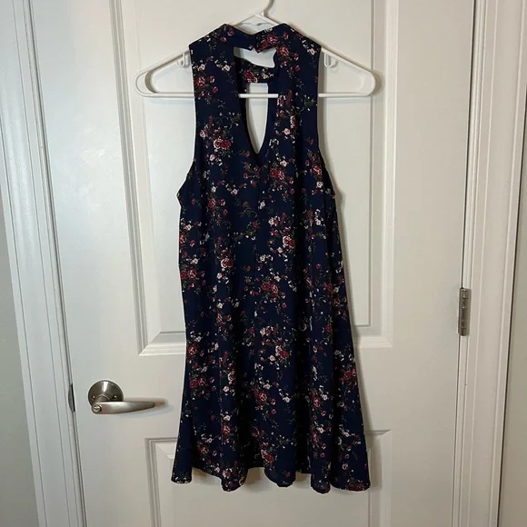 Francesca’s Floral Motif Mini Dress - Picture 5 of 7